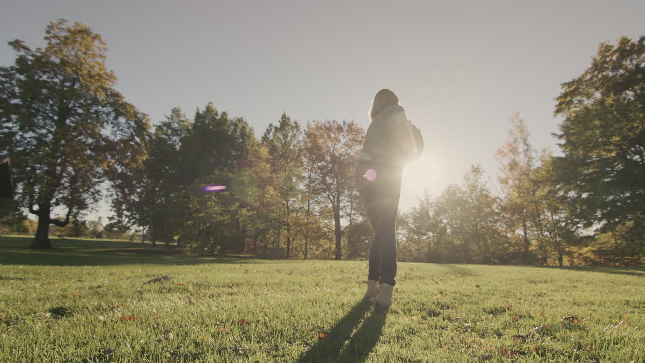 행복 한 어머니 는 2 살 된 아기 와 함께 놀고 있다. - 아기 를 자기 에게 밀어붙여 둘러싸고 있다