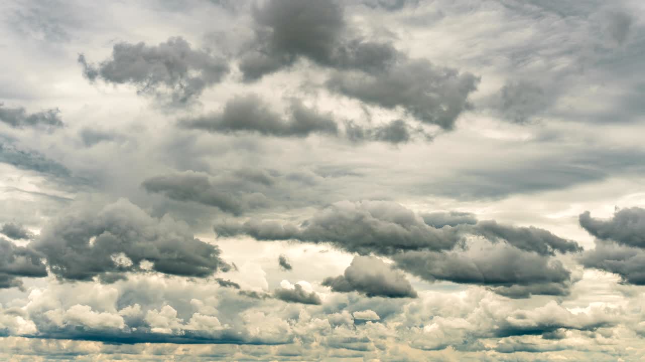cielo nublado bajo, nubes hinchadas, lapso de tiempo, bucle de video
