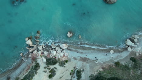 Petra-Tou-Romiou,-También-Conocida-Como-La-Roca-De-Afrodita,-Un-Famoso-Destino-Turístico-En-Paphos,-Chipre---Antena-De-Arriba-Hacia-Abajo