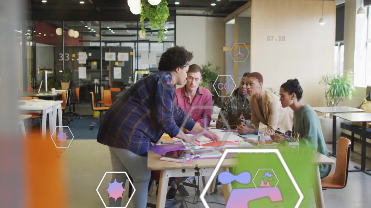 animación de iconos ecológicos y procesamiento de datos sobre diversas personas de negocios en la oficina