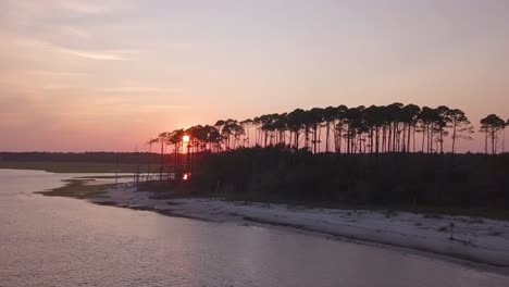 Isla-Apartada-De-Carolina-Del-Sur-Con-Puesta-De-Sol-A-Través-De-Los-árboles