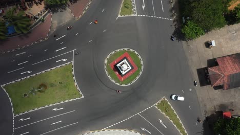 Vista-Aérea-De-Arriba-Hacia-Abajo-Girando-Sobre-Una-Rotonda-Concurrida-Con-Tuk-Tuks,-Rickshaws-Y-Automóviles-Que-Pasan-Por-Galle,-Sri-Lanka