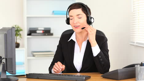 Brünette-Frau-Arbeitet-Mit-Einem-Computer