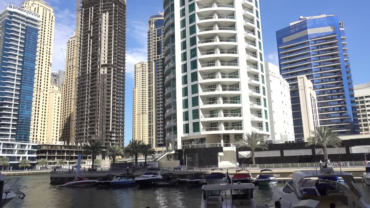 VIDEO, Paesaggio urbano da Dubai Marina, luogo famoso in Medio Oriente o destinazione di viaggio attraente