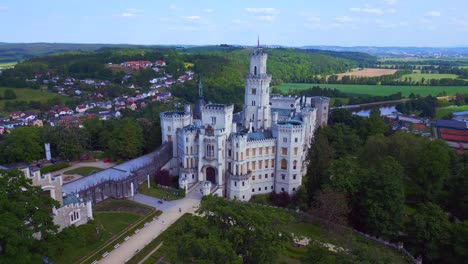 Hermoso-Vuelo-Aéreo-Con-Vista-Superior-Hluboká-Nad-Vltavou-Es-Un-Castillo-De-Cuento-De-Hadas-En-La-República-Checa-Europa,-Día-De-Verano-De-2023