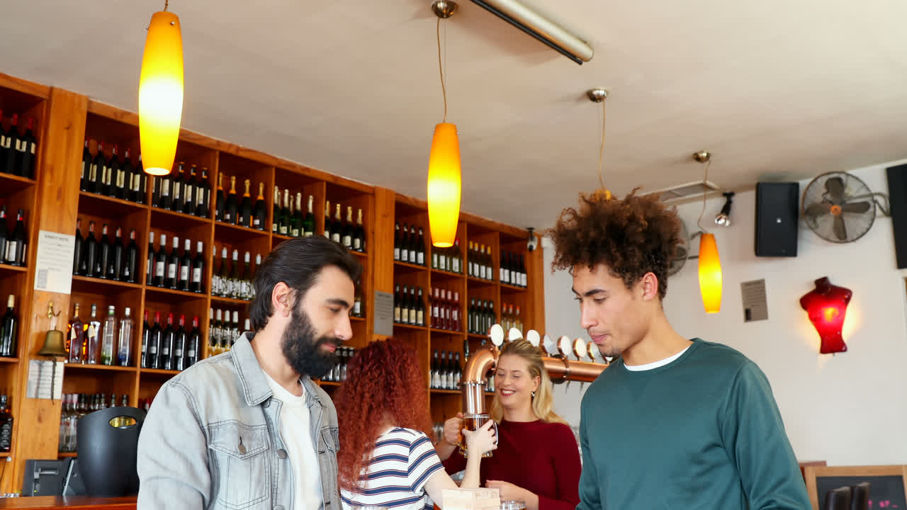 amigos masculinos jugando a la jenga mientras beben cerveza 4k
