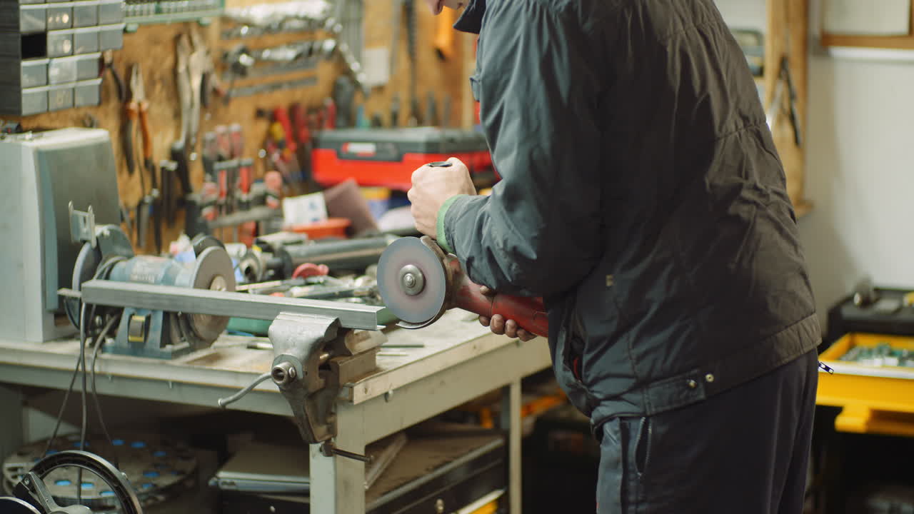 amoladora angular cortando metal en el taller 39