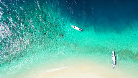 Abstraktes-Türkisfarbenes-Meer-Und-Weißer-Sandstrandhintergrund