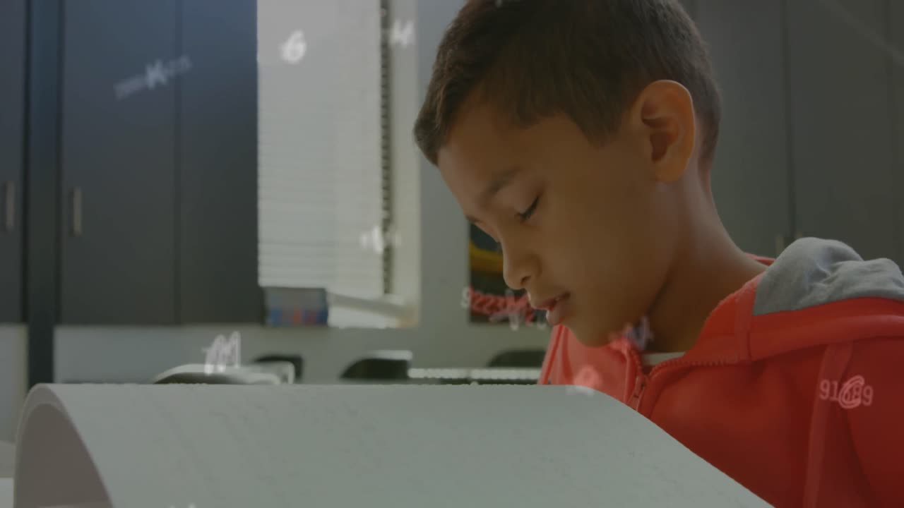 animación de letras y números sobre un escolar biracial leyendo braille
