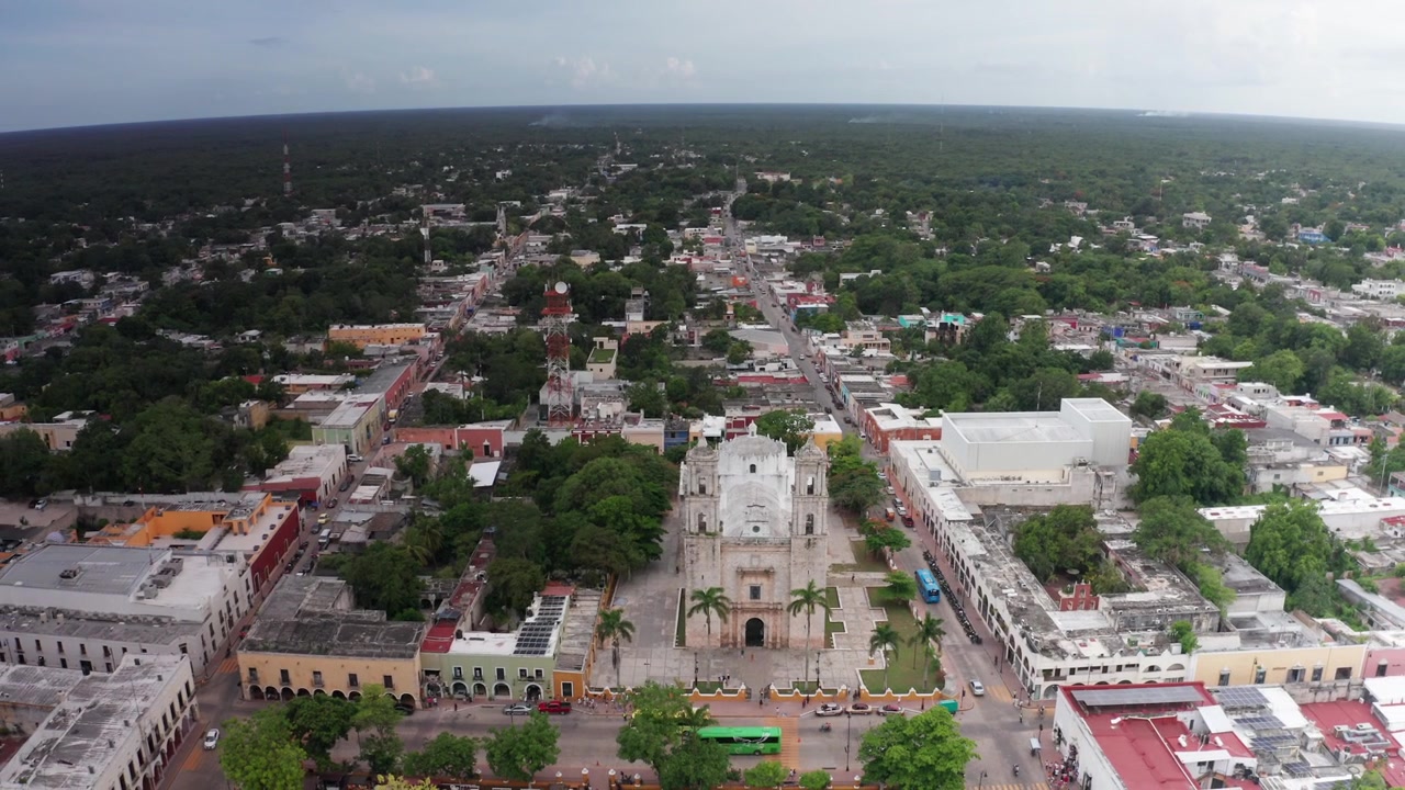 Toma aérea de retroceso amplio de el Templo de San Servacio en Valladolid, México. 4K