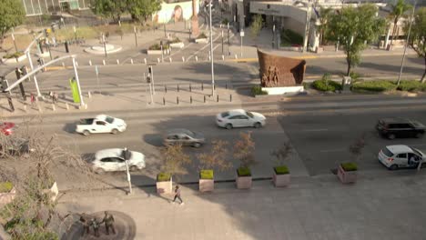 Verkehr-Auf-Der-Straße-Zwischen-Plaza-De-La-Familia-Und-Jardin-De-Los-Angeles-Mit-Kolumbus-denkmal-In-Santiago-De-Queretaro,-Mexiko