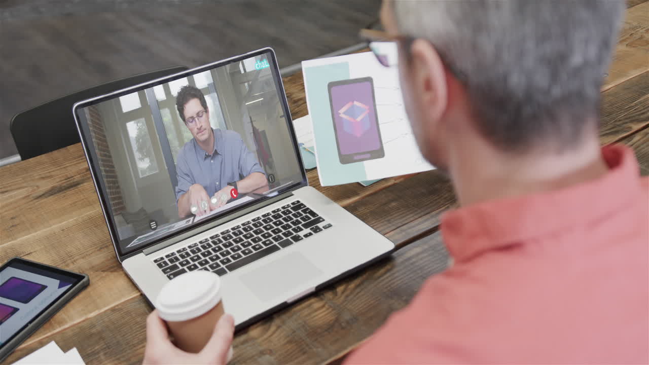hombre de negocios caucásico en una videollamada con un colega caucásico en la pantalla