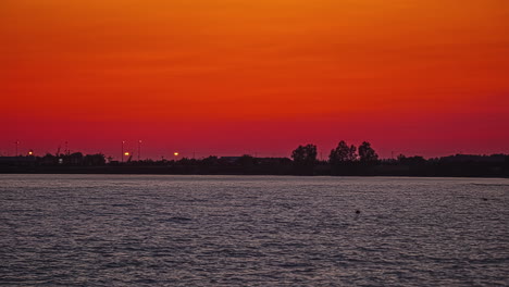 hora dorada rojo naranja tonos difusos se oscurecen sobre el océano en paphos chipre