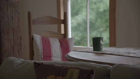 una mesa con una taza de café en ella