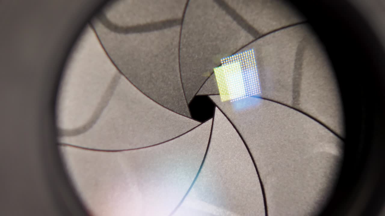 고정 렌즈의 다이아프램 블레이드 (f-stop 조정) - 사진 카메라 클로즈업