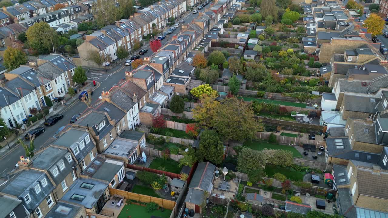 Case di lusso con ampi giardini paesaggistici a South London. Architettura elegante e cortili Premium in una tranquilla zona residenziale.