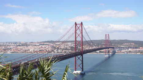 vista panorámica desde almada hasta un enorme puente colgante en lisboa