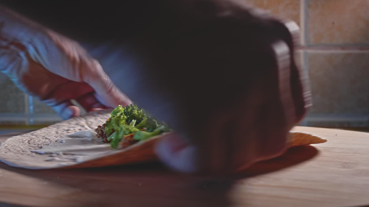 envolver pavo molido y brócoli en envoltura de tortilla