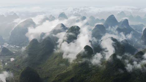 雲中的中國高山風景,空中全景