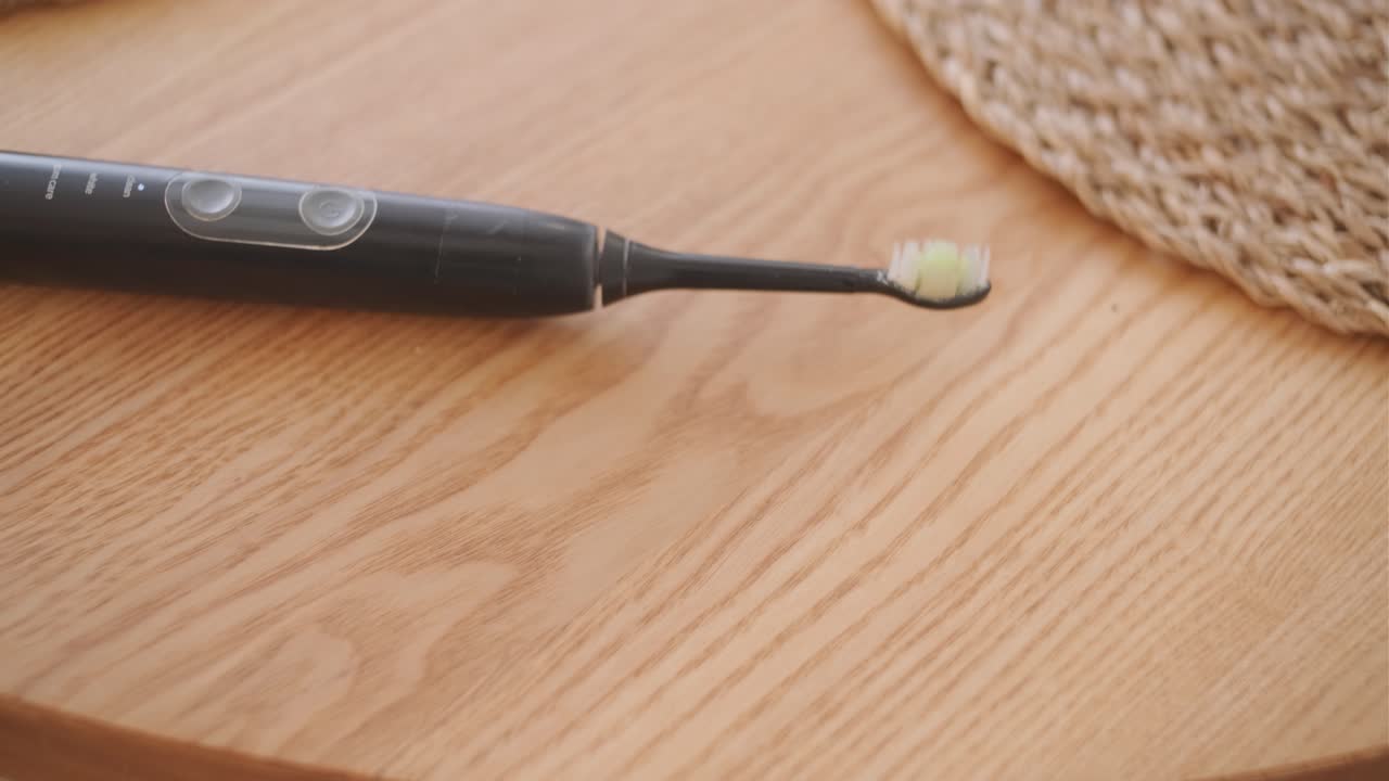 Brosse à dents électrique moderne vibrant sur une surface en bois