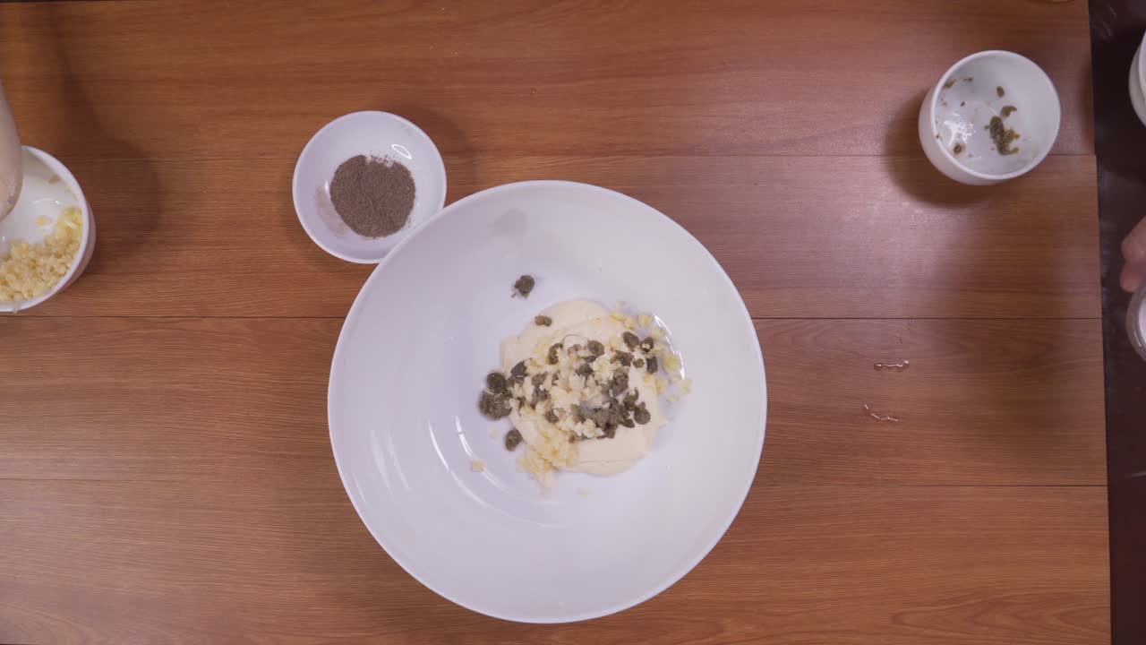 크림 소스를 소금과 후추로 조미하고 그릇에 섞어 닫습니다.