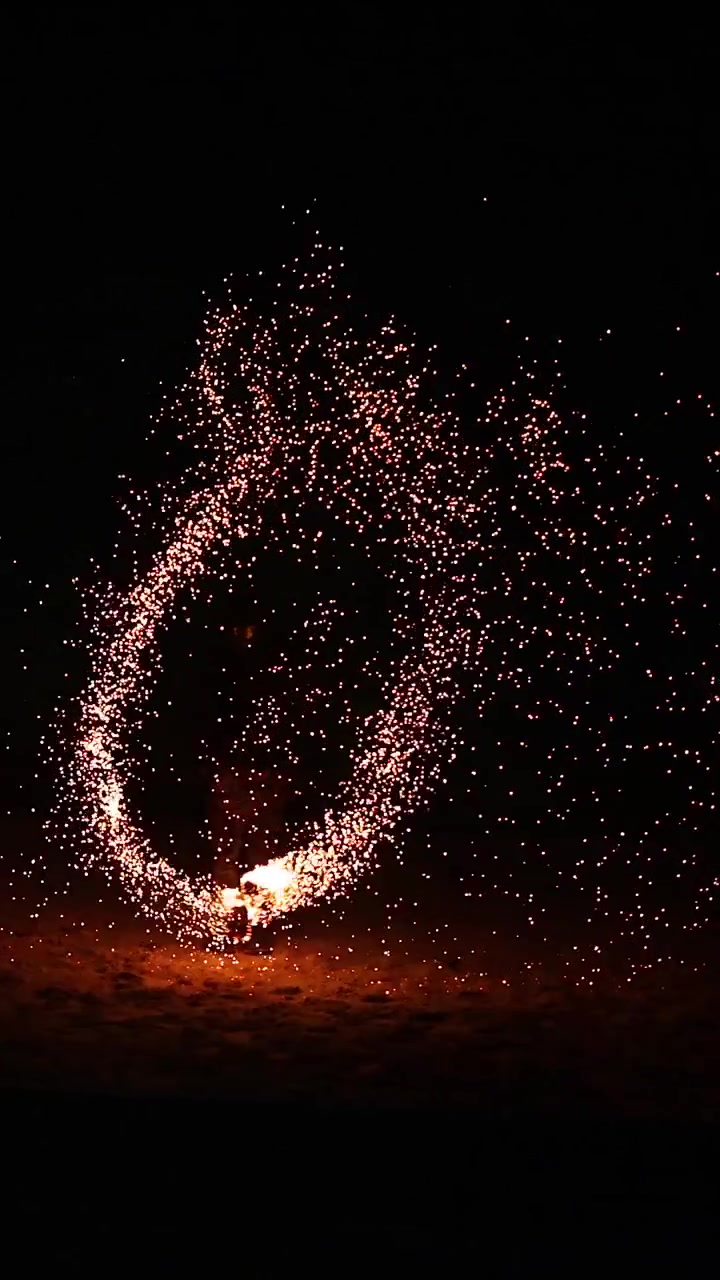 Spettacolo di fuoco mozzafiato sulla spiaggia di Ao Nang a Krabi