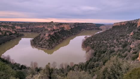 Schwenk-Von-Rechts-Nach-Links-Hoces-Del-Duraton-Horseshoe-Bend-In-Segovia,-Spanien-Während-Des-Bewölkten-Wintersonnenuntergangs