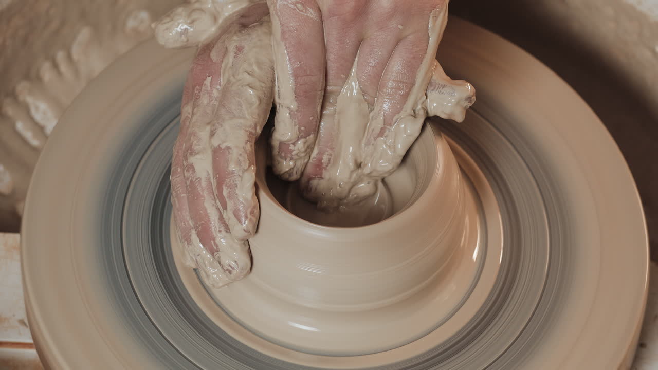 도자기 바 에 점토 를 는 손 들