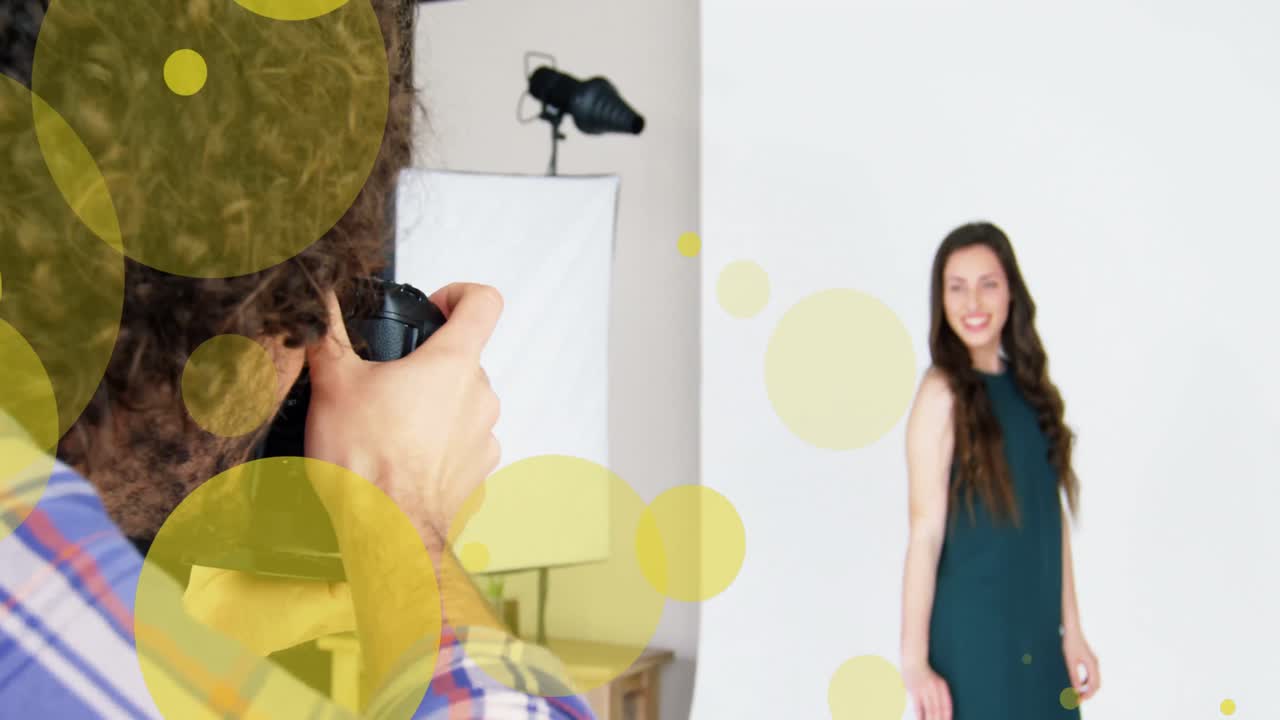 animación de puntos amarillos sobre fotógrafo masculino caucásico y modelo femenina tomando fotos