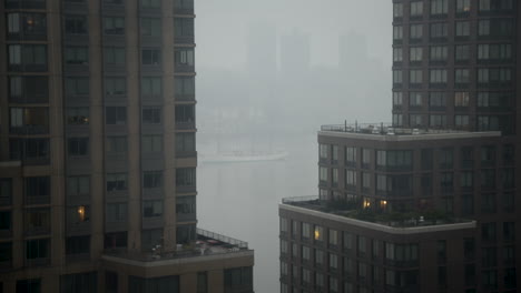 Dichter-Nebel-Verzerrt-Den-Blick-Durch-Wolkenkratzer-Auf-Ein-Riesiges-Altes-Segelboot,-Das-Während-Des-Segelfestivals-Auf-Dem-Hudson-River-Vor-Anker-Liegt