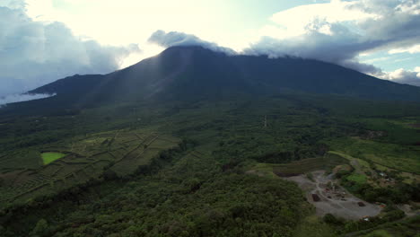 lanzarse en reversa sobre un volcán boscoso en guatemala a través de un dron