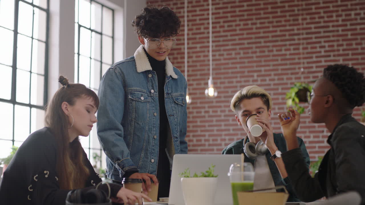 grupo creativo de gente de negocios estudiantes haciendo una lluvia de ideas líder de equipo hispano hombre compartiendo ideas colegas colaborando usando computadora portátil discutiendo proyectos en diversos lugares de trabajo de oficina de moda