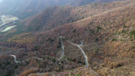 camino curvo a la cima de la montaña