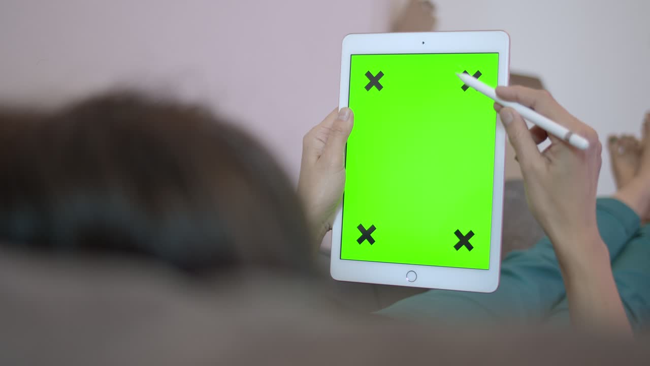 mujer buscando tableta digital, llave de chroma