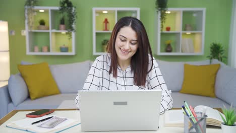 mujer joven satisfecha, feliz y linda.