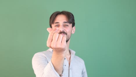 el tipo muestra el dedo.