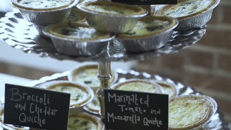 pequeñas y lindas quiches apetitosas en la fiesta de bodas