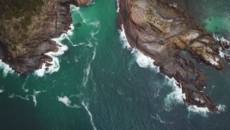 Drone-Volando-Sobre-Rocas-De-Foca