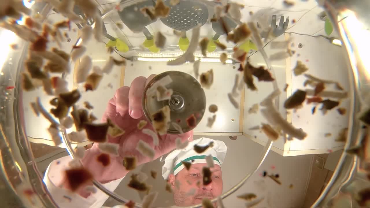 셰프는 채소 수프를 준비합니다. 셰프는 수프에 향신료를 첨가합니다. 팬에서 느린 영상으로 볼 수 있습니다.