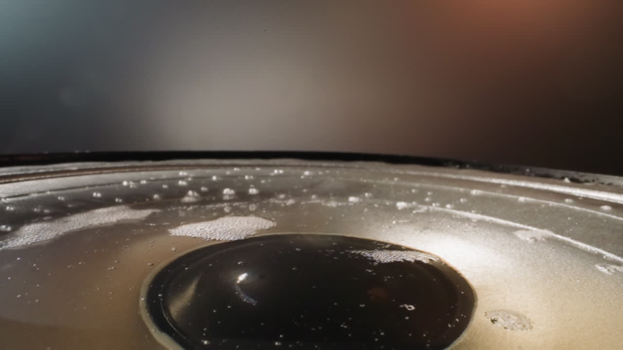 el polvo de coque blanco cae en el agua en el apartamento dinámico