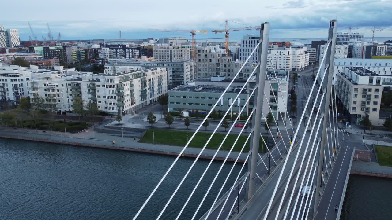 las icónicas torres de cable del puente de crusell en helsinki, finlandia, vista aérea