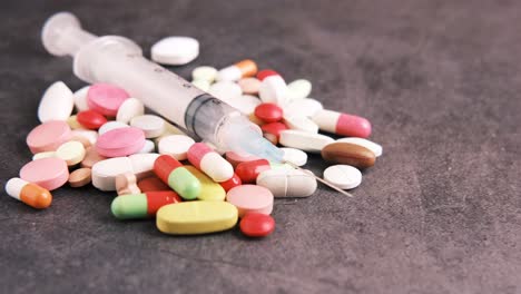 seringa e comprimidos variados