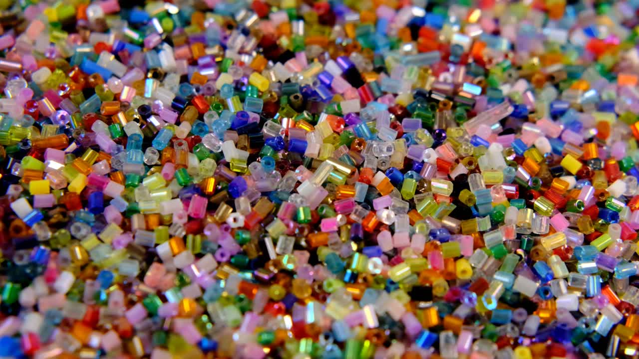 다채로운 구슬. 수공예 및 취미 개념. 반이는 아름다운 질감. 구슬 세트.