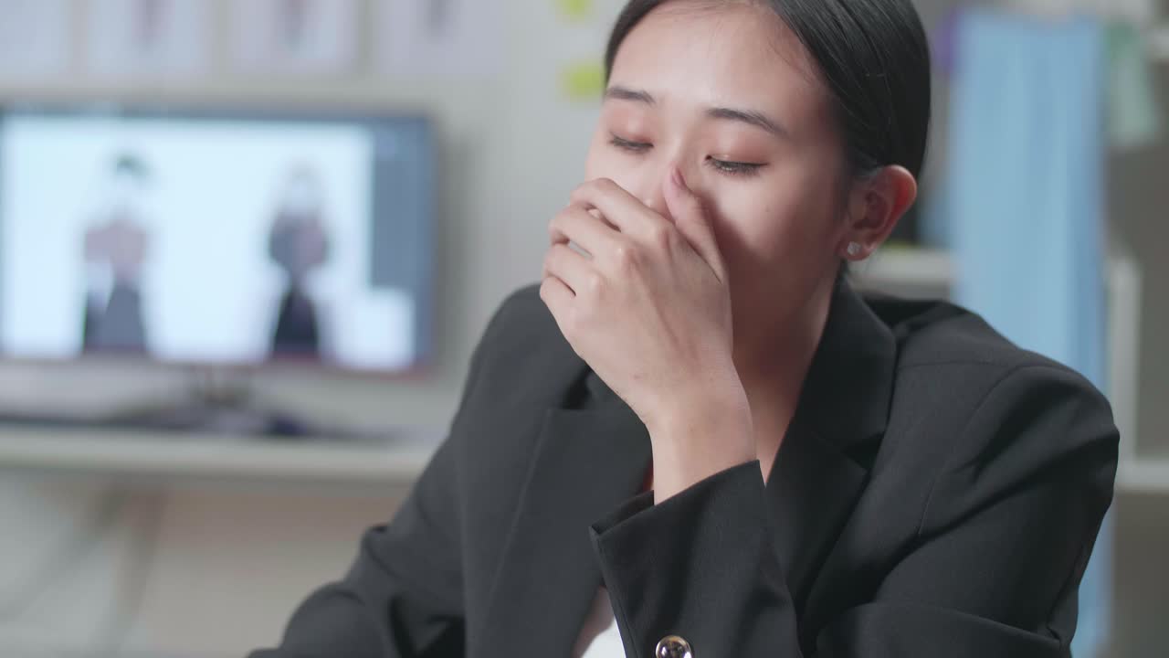 책상 에서 자고 있는 피곤 한 여자