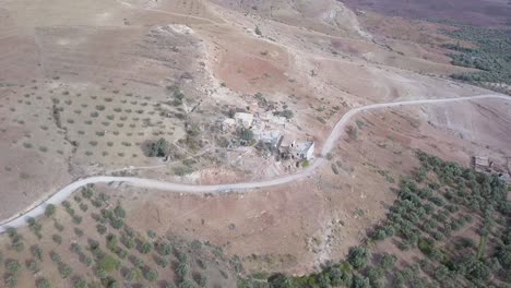 vista de drones de un pequeño asentamiento humano en un terreno accidentado