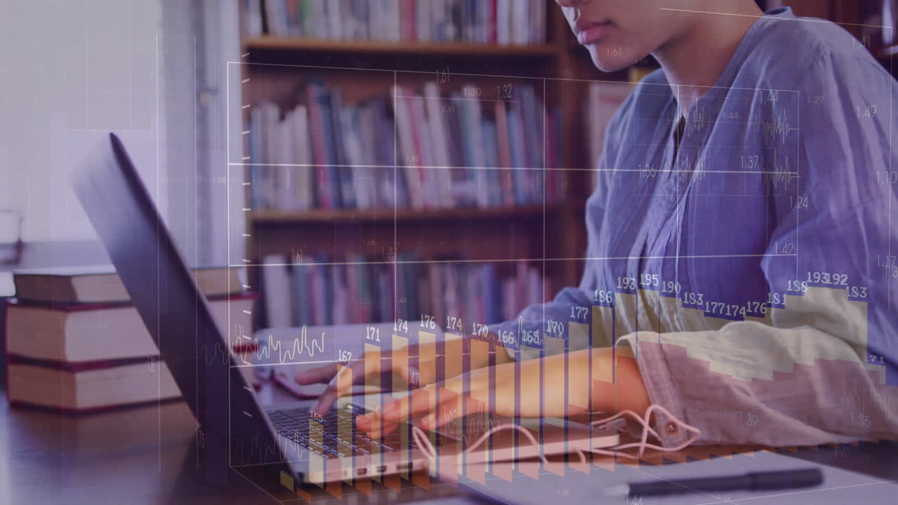 animación de diagramas sobre una estudiante biracial usando una computadora portátil