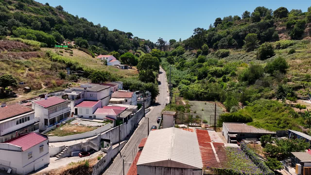 drone filmando en la colina en porto brandao en portugal