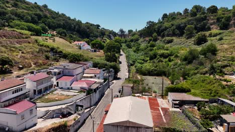 drone filmando en la colina en porto brandao en portugal