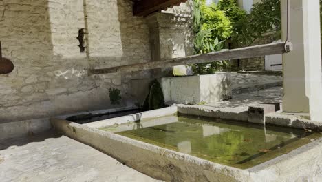 pequeña casa de lavado histórica en una ciudad francesa una pequeña casa de piedra con una cuenca de agua y un poste de madera para secar antiguo lugar de lavado histórico