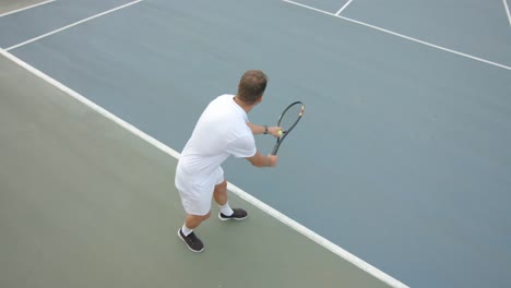 Kaukasischer-Männlicher-Tennisspieler,-Der-Sich-In-Zeitlupe-Darauf-Vorbereitet,-Den-Ball-Auf-Dem-Tennisplatz-Im-Freien-Zu-Servieren